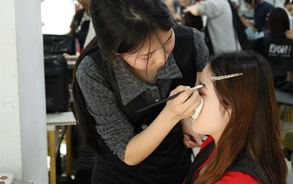 新手画眉攻略:3步画出自然的眉形